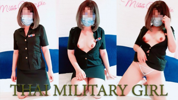 泰国 Cosplay Porn Clip 丰满白皙的泰国少女身着女式军装，被诱人地干着。Youporn. 尽管穿着军装，她还是被男友狠狠地干了。被粗暴地干，在阴道内猛撞。挤压乳房 他射精在她的阴道.
